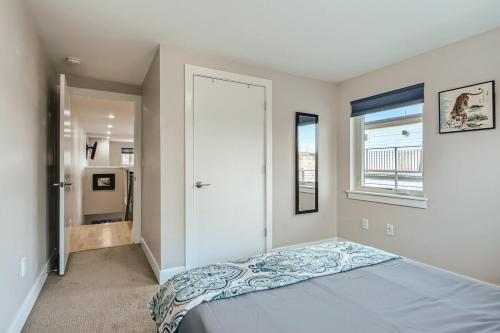 Un pat sau paturi într-o cameră la Upscale Urban Home Rooftop Deck Private Hot Tub