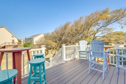 Μπαλκόνι ή βεράντα στο Coastal Home with Deck and Outdoor Shower