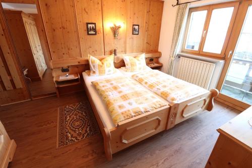 a bedroom with a large bed in a room at Ferienwohnung Keilhofhäusl in Bischofswiesen