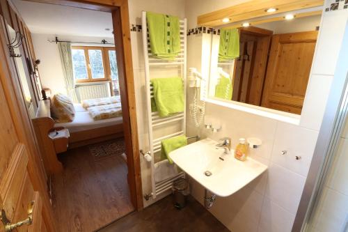 a bathroom with a sink and a mirror at Ferienwohnung Keilhofhäusl in Bischofswiesen