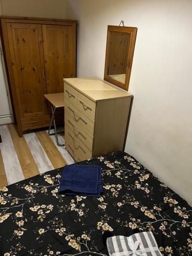 Ein Bett oder Betten in einem Zimmer der Unterkunft Leicester UK ROOM 3 Tudor