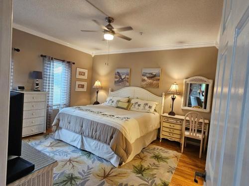 1 dormitorio con 1 cama y ventilador de techo en Teal Lake 1413 en North Myrtle Beach
