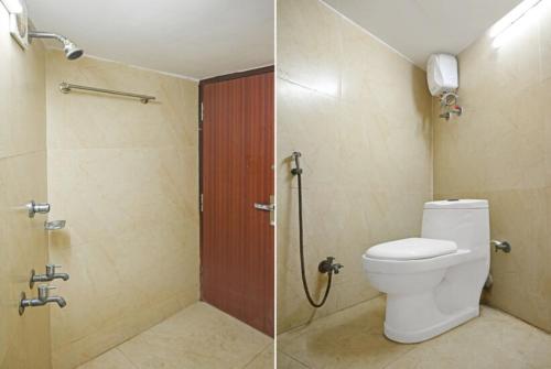 e bagno con servizi igienici e doccia. di Hotel Laxmi Guest House Jadavpur - Excellent Service a Calcutta