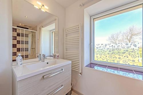Koupelna v ubytování Gîte avec piscine privée chauffée