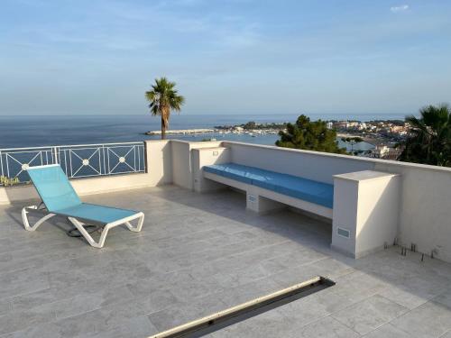 Balcone o terrazza di LUXURY VILLA Vittorianna Etna- Taormina & Seaview with Pool