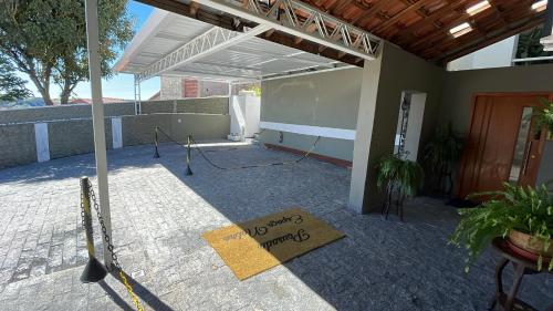 a patio with a sign that says no parking at Espaço Nobre in Cunha