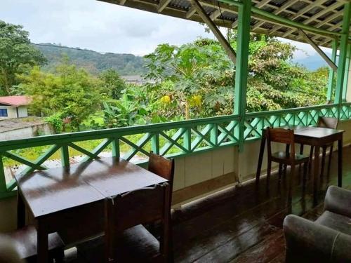 einen Blick vom Balkon eines Restaurants mit Tischen und Stühlen in der Unterkunft Residencial Arca de Noé in Santo António