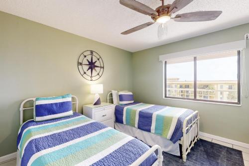清水海灘的住宿－The Pelican's Brief，一间卧室配有两张床和吊扇