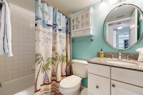 清水海灘的住宿－The Pelican's Brief，一间带卫生间、水槽和镜子的浴室