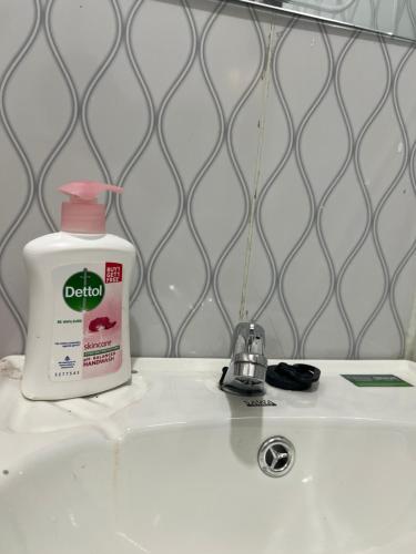 una botella de detergente encima de un lavabo en Home Stays Juba, en Yuba