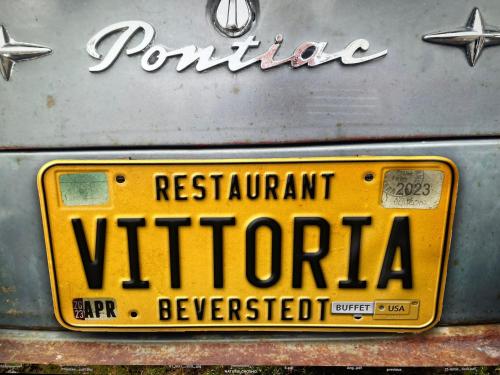 una placa amarilla en la parte delantera de un coche en Vittoria Hotel-Restaurant, en Beverstedt