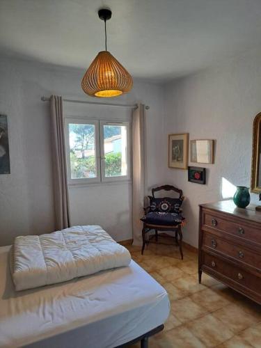 une chambre avec un lit, une commode et une fenêtre dans l'établissement Villa Provençale à Mougins, à Mougins