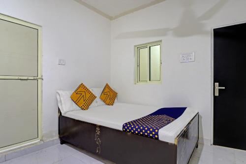 a small bed in a room with a window at SPOT ON Amer Inn in Kharka