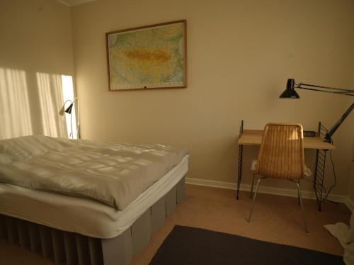 1 dormitorio con cama, escritorio y mapa en la pared en ruhiges Gästezimmer in Messenähe, en Willich