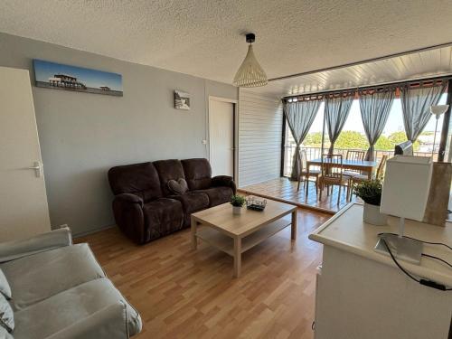un salon avec un canapé et une table dans l'établissement Apartment Bordeaux Mérignac, à Mérignac