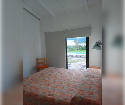 1 dormitorio con cama y ventana con vistas en Complejo en El Encon: ¡Disfruta de la Naturaleza y la Comodidad a Solo Minutos de Salta en Salta