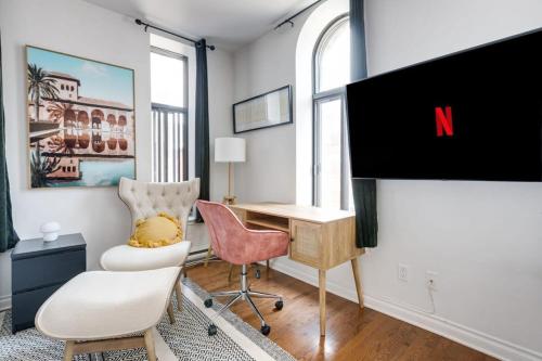 a room with a tv and a chair and a desk at M11 Bright Studio in the Heart of MTL in Montréal
