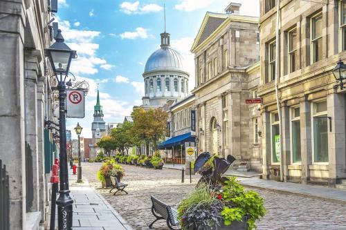 a street with benches and a building with a dome at M11 Bright Studio in the Heart of MTL in Montréal
