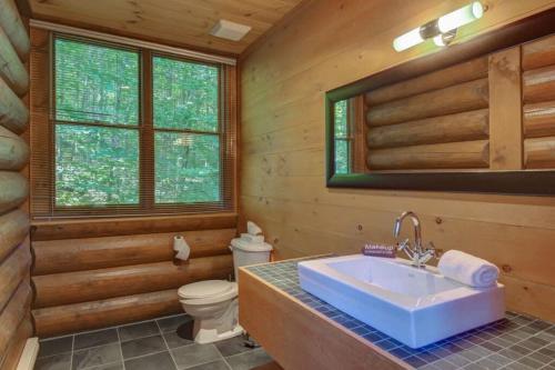Bilik mandi di Spacious log cottage Resort access