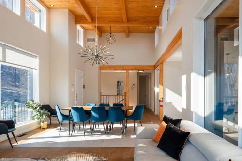 a living room with a couch and a table and chairs at Le Zen Belvédère in Sainte-Adèle