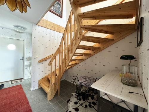 pokój z drewnianymi schodami w domu w obiekcie Exclusive villa with sea view in Uddevalla w mieście Uddevalla