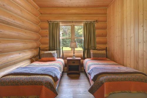 Postel nebo postele na pokoji v ubytování Family fun private outdoor hot tub