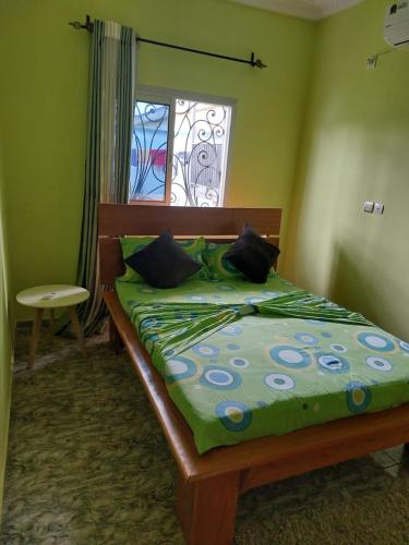 克里比的住宿－Residence djob，一间卧室设有一张带窗户和窗户的床。