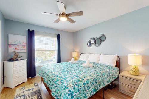 1 dormitorio con 1 cama y ventilador de techo en Coquina Reef 12, en Bradenton Beach