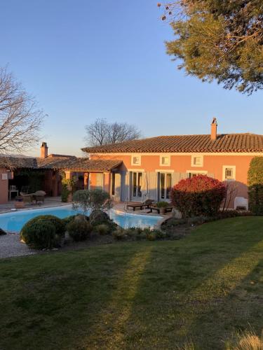 Villa tout confort climatisée, bordure du golf de Pont Royal, piscine privée