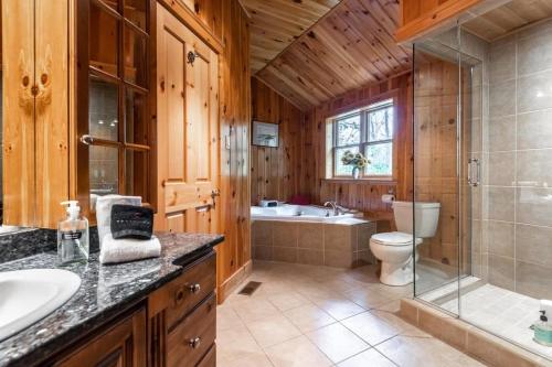 a bathroom with a shower toilet and a sink at CA Rhuddin in Labelle