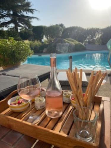 Photo de la galerie de l'établissement Villa tout confort climatisée, bordure du golf de Pont Royal, piscine privée, à Mallemort