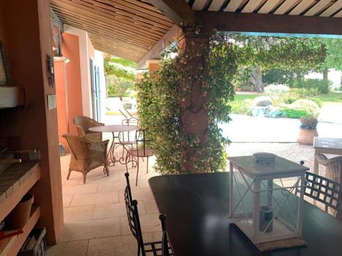 Photo de la galerie de l'établissement Villa tout confort climatisée, bordure du golf de Pont Royal, piscine privée, à Mallemort