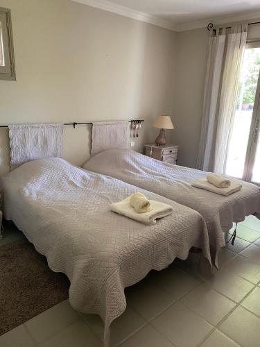 Photo de la galerie de l'établissement Villa tout confort climatisée, bordure du golf de Pont Royal, piscine privée, à Mallemort