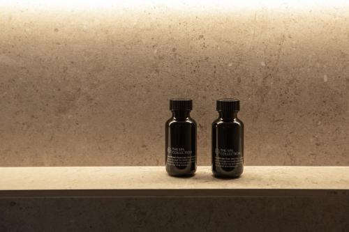 dos botellas negras sentadas en un estante en Albades Hotel & Spa - Adults Only en Benicàssim