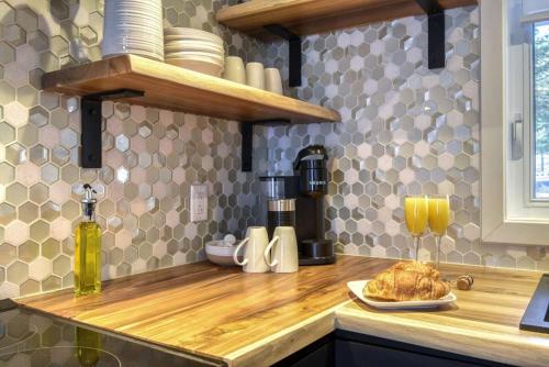 a kitchen with a wooden counter top with a plate of food at Le mini chalet in Sainte Anne des Lacs
