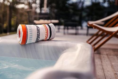 eine Rolle Toilettenpapier auf einem Tisch in der Unterkunft Bright chalet with hot tub and indoor sauna in Lac-Superieur