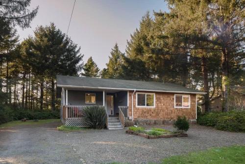 a small brick house with a porch at #StayInMyDistrict Cozy Rockaway Beach Cottage in Rockaway Beach