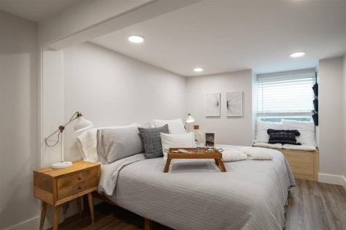 ein Schlafzimmer mit einem Bett und einem Tisch darauf in der Unterkunft #StayInMyDistrict St Johns Walk to dining & shops in Portland