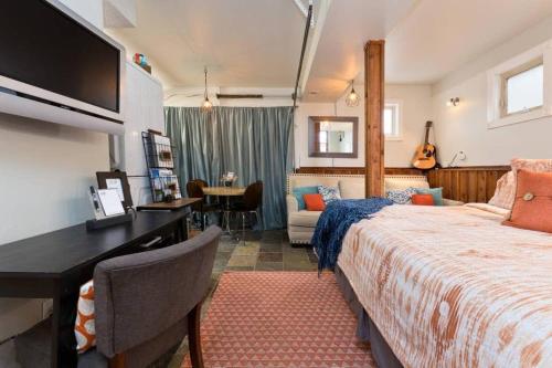 una camera d'albergo con letto e scrivania di #StayinMyDistrict Hyde Park Northend Studio a Boise