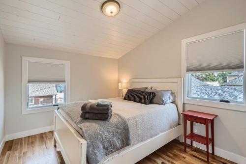 ein Schlafzimmer mit einem Bett und zwei Fenstern in der Unterkunft Berkeley Hidden Gem 1BR Full Kitchen w Patio in Denver