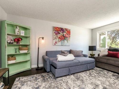 Et opholdsområde på #StayInMyDistrict Cozy Central Boise Townhouse