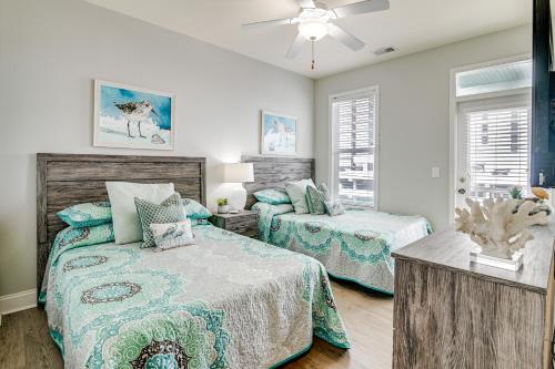 sypialnia z 2 łóżkami i wentylatorem sufitowym w obiekcie Luxury Home with Ocean View, Private Pool, and Hot Tub w mieście Myrtle Beach
