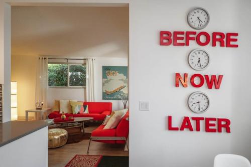 Гостиная зона в #StayinMyDistrict Modern Mid-Century Retreat