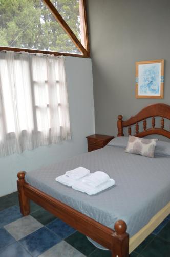 a bedroom with a bed with two towels on it at Cabañas Buena Vista Rosi in San Carlos de Bariloche