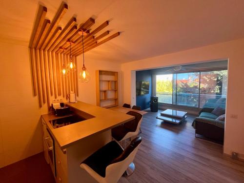 Ruang duduk di Apt Golfe Juan - 5min des plages - Parking privée - Piscine Rooftop