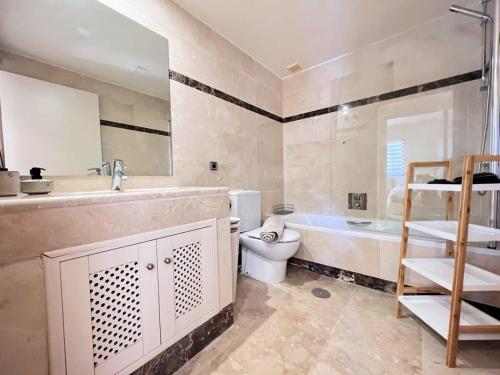 e bagno con lavandino, servizi igienici e vasca. di Modern 2 Bedroom Beachside Apartment NR72 a Los Alcázares