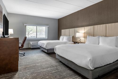 En eller flere senge i et værelse på Amwell Suites Somerset/Bridgewater