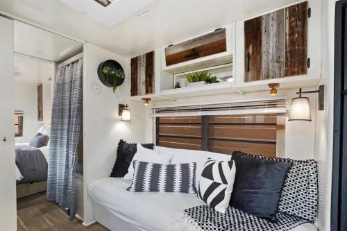 un soggiorno con divano e una camera da letto di #StayinMyDistrict Twin Falls Backyard Glamper a Twin Falls