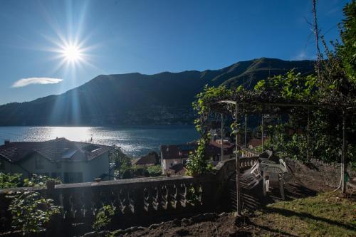 a view of a lake with the sun in the background at VILLA MARIA in Torno