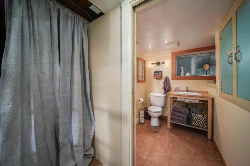 ein Bad mit einem WC und einem Duschvorhang in der Unterkunft #StayInMyDistrict Woodlawn Eclectic -Walk to Dekum in Portland
